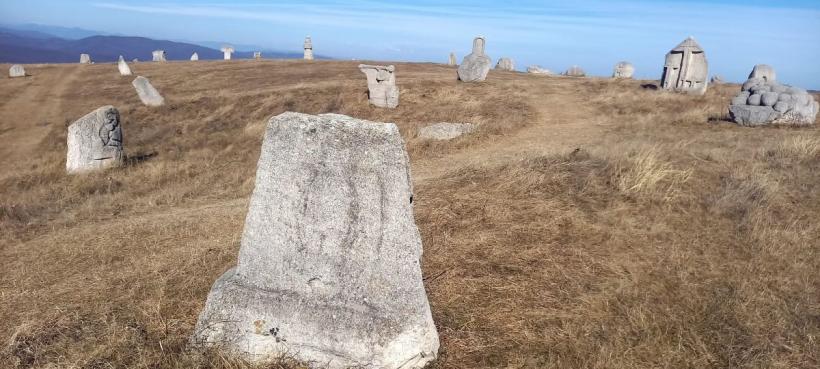 Satul dacic din carul cerului, Decheneus și pietrele vorbitoare 18777972