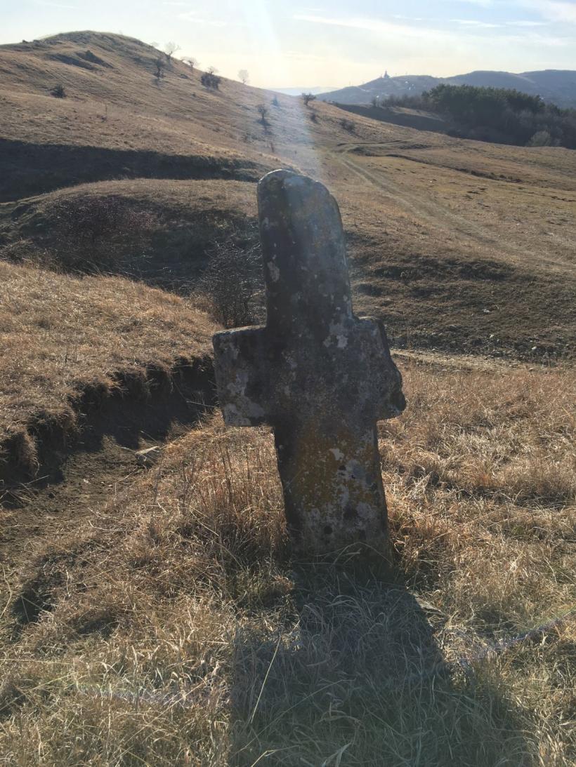 Satul dacic din carul cerului, Decheneus și pietrele vorbitoare 18777978