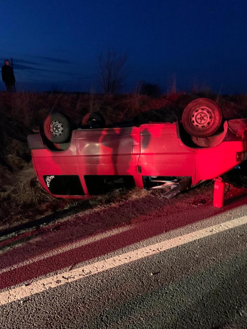Accident în Bihor. Un microbuz din Ucraina care transporta șase adulți și cinci copii s-a răsturnat  18778321