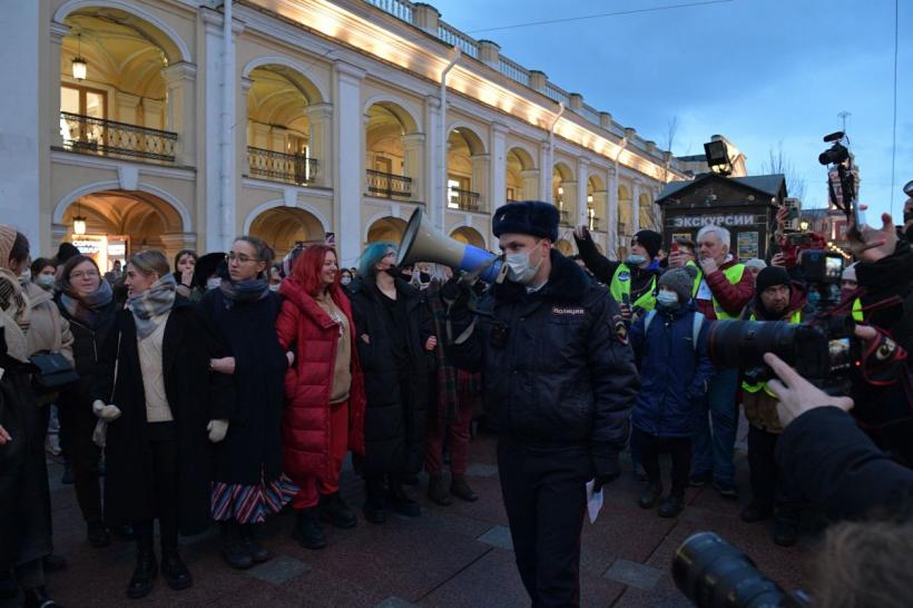 Rusia a reținut cel puțin 4.357 de persoane duminică în timpul protestelor anti-război