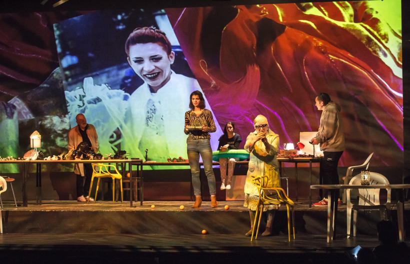 Teatrul Tamási Áron / Premieră: Dragoste şi alte crime sau Ziua când se clatină lumea şi vrei să fugi 18778953