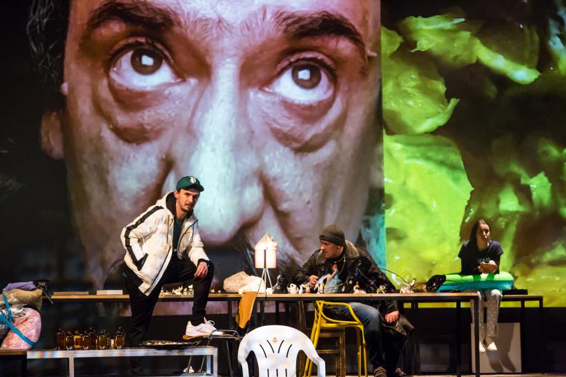 Teatrul Tamási Áron / Premieră: Dragoste şi alte crime sau Ziua când se clatină lumea şi vrei să fugi 18778954