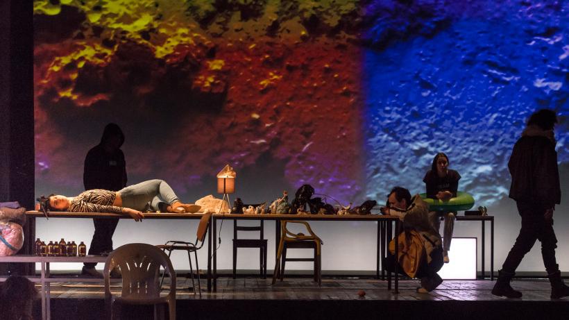 Teatrul Tamási Áron / Premieră: Dragoste şi alte crime sau Ziua când se clatină lumea şi vrei să fugi 18778956