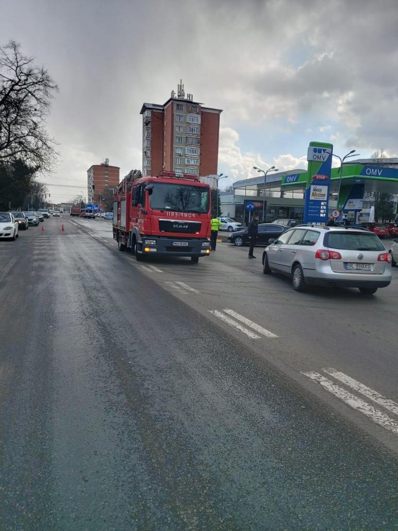 Accident la o benzinărie: un rezervor cu 1.000 de litri de motorină s-a răsturnat pe stradă 18779309