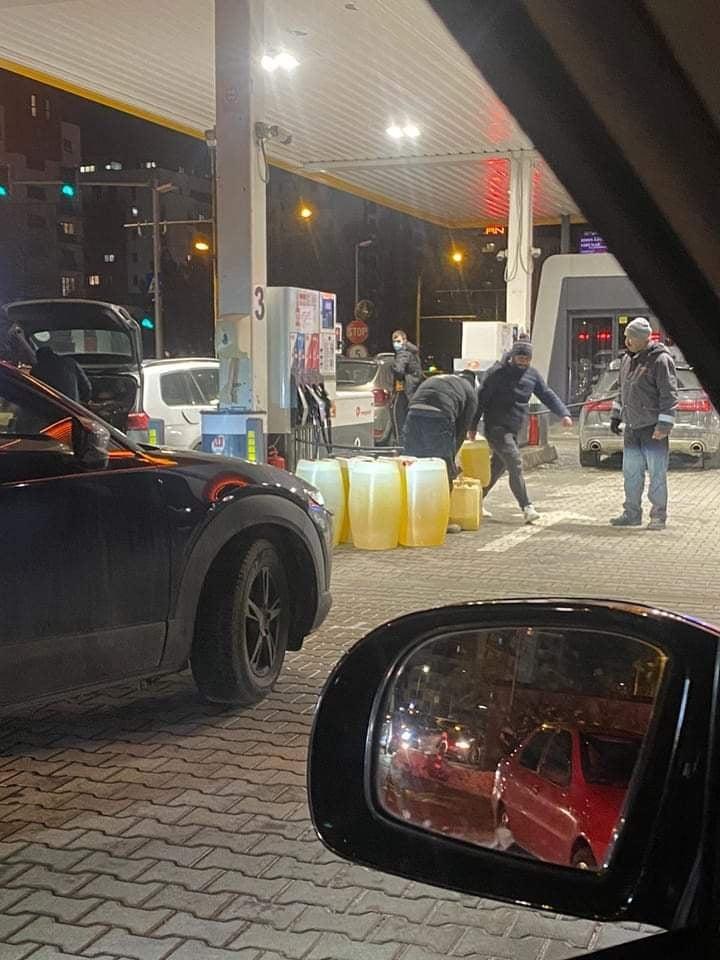 România a ieșit în stradă... la coadă la benzinării