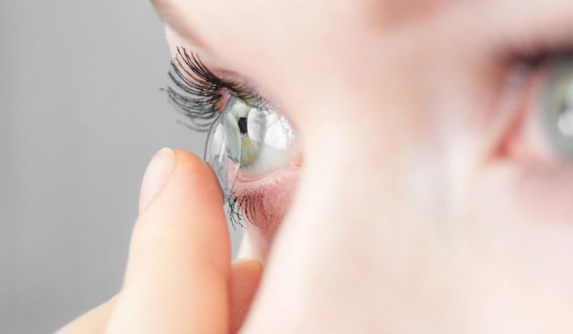 Lentile de contact sau ochelari de vedere? Ce metoda de corectie optica ti se pare la indemana?