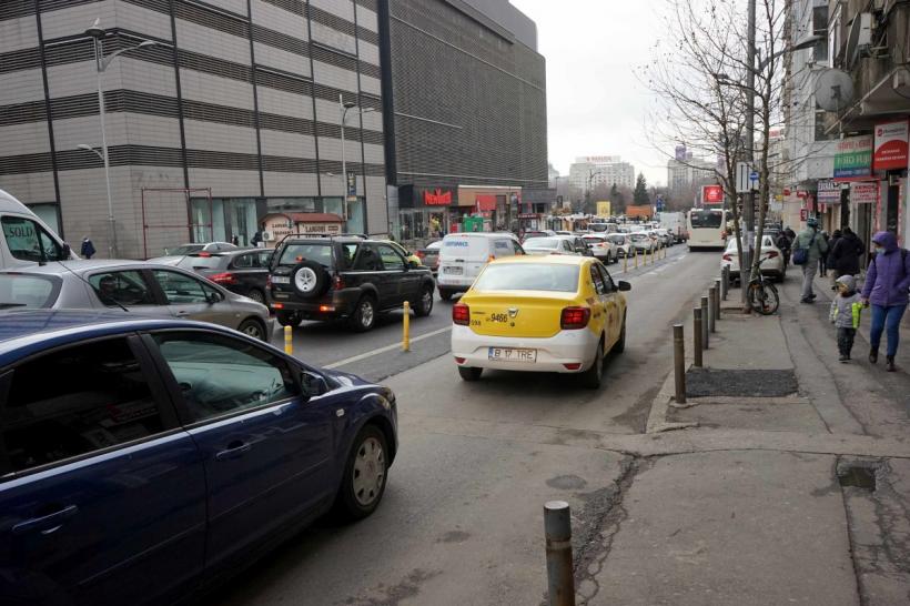 Liderul USR Iași vrea ca mașinile private de transport persoane în regim alternativ să folosească banda specială amenajată în orașe