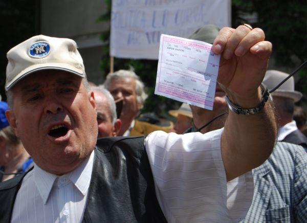 Pensionarii au organizat miting de protest în faţa Guvernului. Ei cer majorarea pensiilor cu 13%