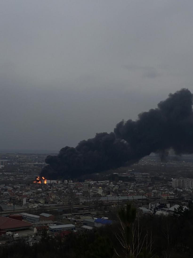 UPDATE Forțele ruse au lovit ținte militare din orașul Liov. Incendiu de proporții la o instalație petrolieră