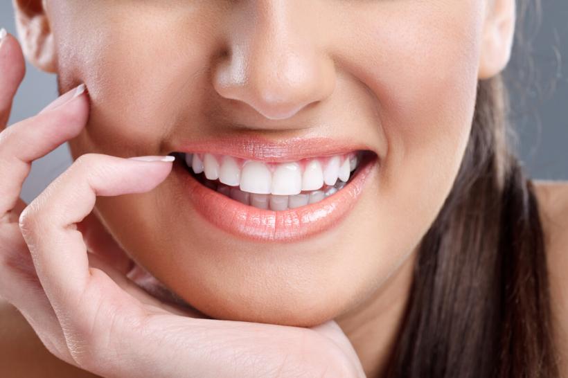 Poate un implant dentar să arate chiar mai bine decât dintele original? Răspunsul este surprinzător!