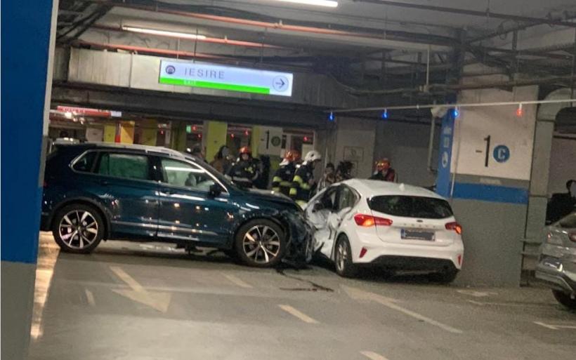 Cinci autovehicule, implicate într-un accident în parcarea unui centru comercial din Capitală