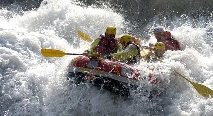 ISU Gorj intervine pe râul Jiu, o barcă de rafting s-a răsturrnat. Un bărbat de 35 de ani a murit