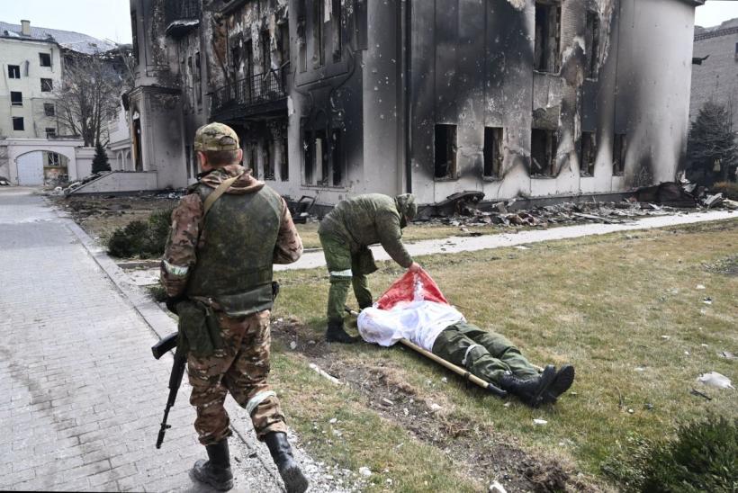 Cadavre de civili găsite pe străzile unui oraș ucrainean după retragerea forțelor ruse