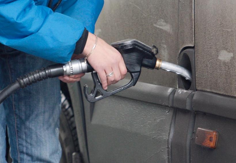 Taxele mai mici impuse de stat la carburanți, compensate de scumpirile la pompă, care umflă profiturile benzinarilor