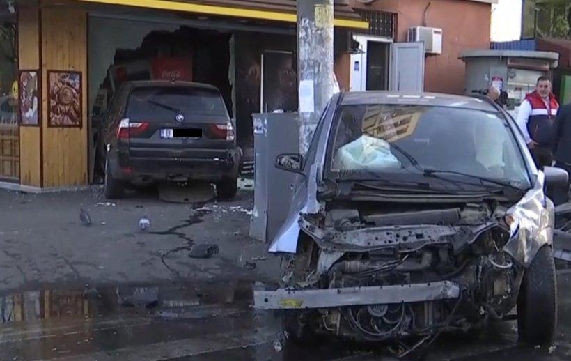 Accident în București, cu trei mașini. Una a lovit o patiserie