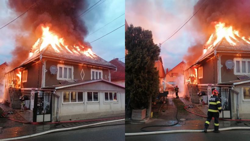 FOTO Incendiu violent, sâmbătă dimineața, în Alba. Trei case, cuprinse de flăcări