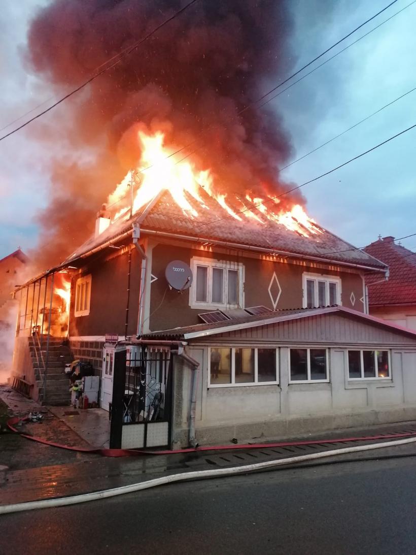 FOTO Incendiu violent, sâmbătă dimineața, în Alba. Trei case, cuprinse de flăcări 18782794