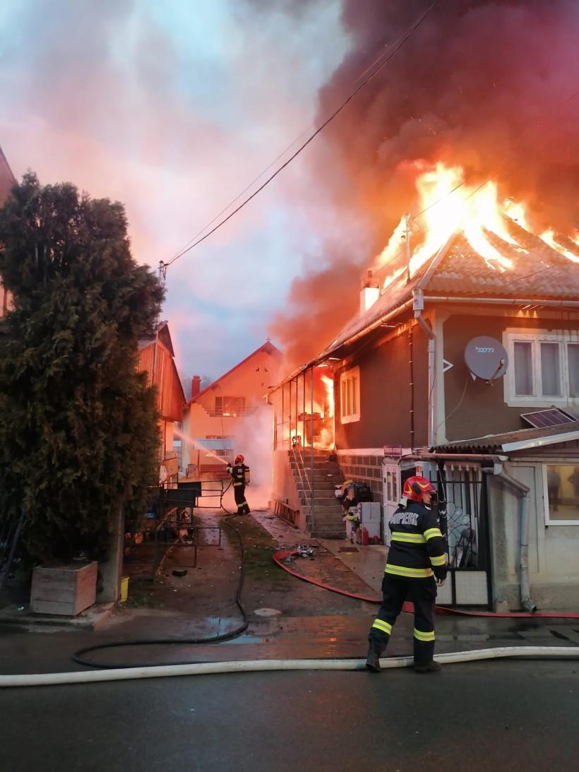 FOTO Incendiu violent, sâmbătă dimineața, în Alba. Trei case, cuprinse de flăcări 18782795