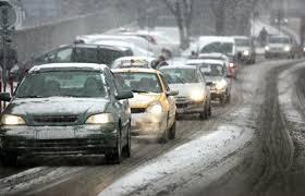 Ninge în Harghita. Drumarii intervin cu utilaje și materiale antiderapante