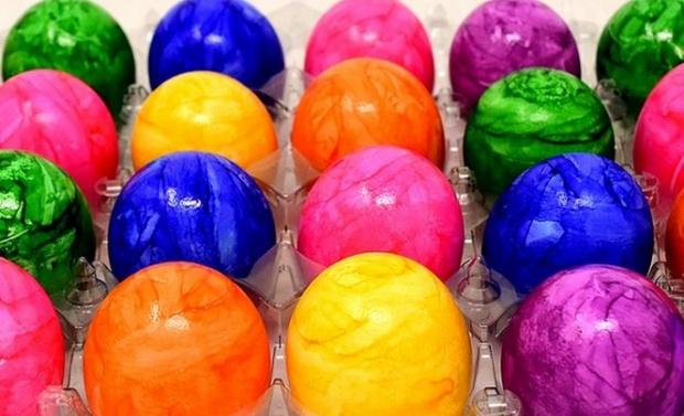 InfoCons, avertizează: Vopseaua de ouă poate să conţină până la 11 E-uri
