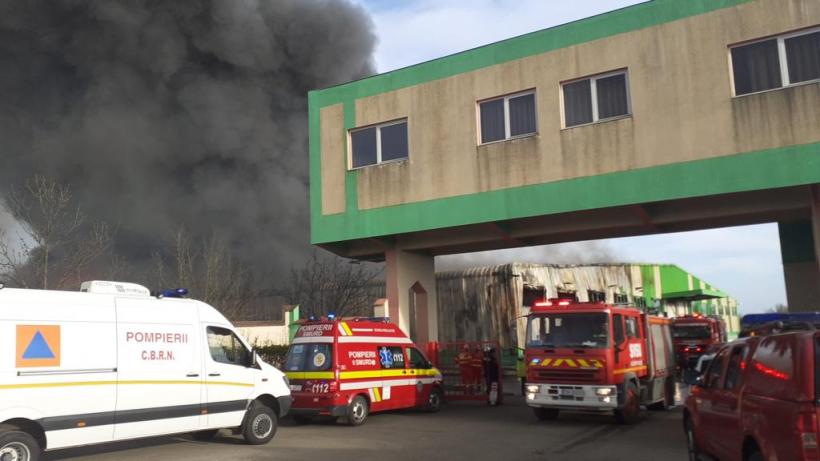 UPDATE Timiş: Incendiul de la fosta fabrică de ţigări a fost localizat, dar continuă degajările de fum