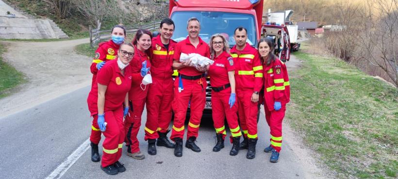 Cluj: O fetiță s-a născut în ambulanța care o ducea pe mamă la maternitate