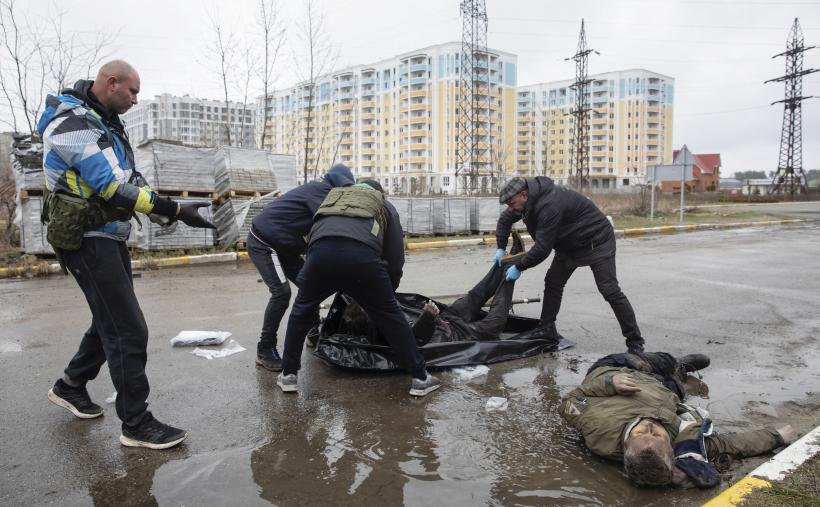 Ororile războiului: Rușii sunt acuzați de ucraineni că au dezgropat cadavre la Mariupol