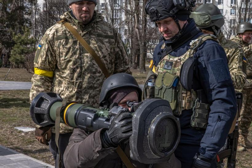 Armamentul SUA ajunge în Ucraina. NATO antrenează militari ucraineni