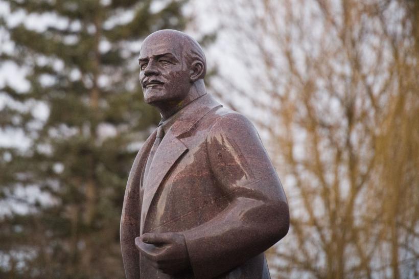 Statuia lui Lenin se întoarce la Henichesk, un oraș ocupat de ruși în apropiere de Crimeea