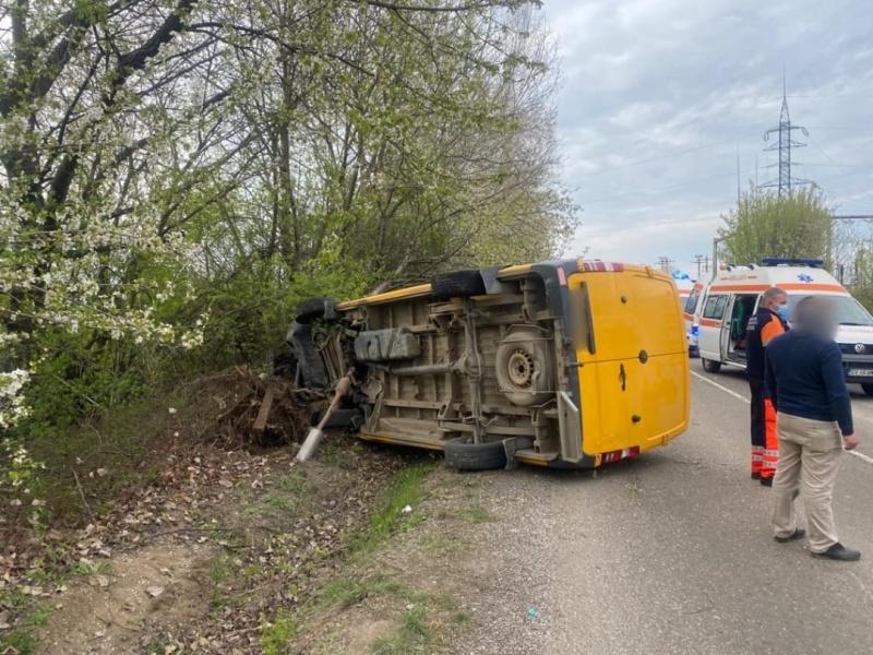 Microbuz răsturnat în județul Suceava. 6 persoane, printre care 5 copii, duse la spital