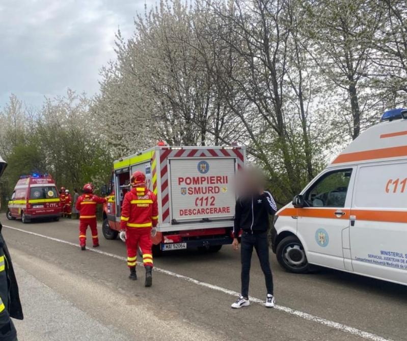 Microbuz răsturnat în județul Suceava. 6 persoane, printre care 5 copii, duse la spital 18784493