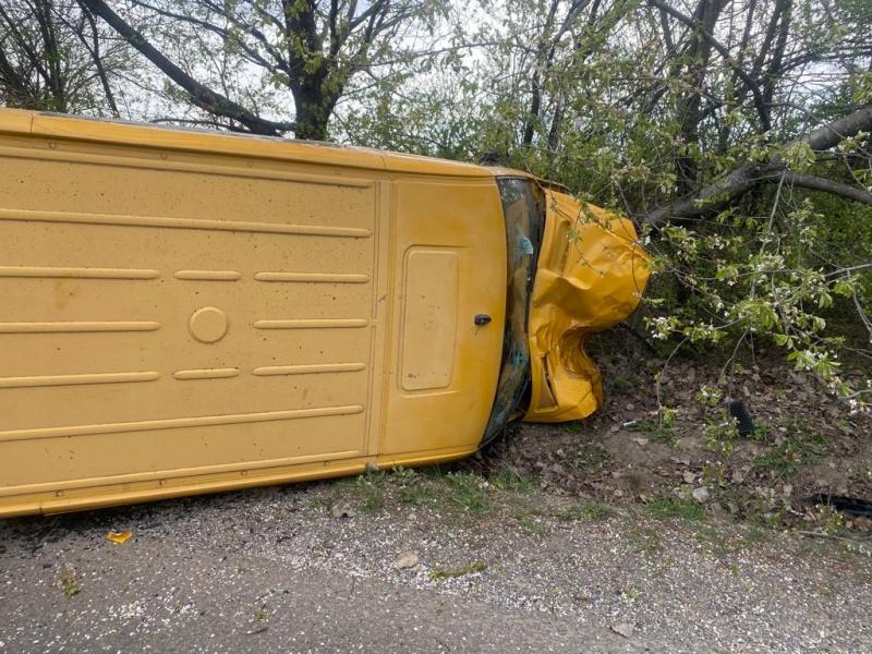 Microbuz răsturnat în județul Suceava. 6 persoane, printre care 5 copii, duse la spital 18784495