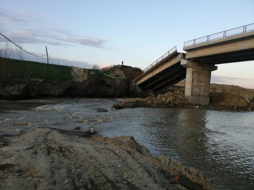 Accident în Vrancea. Un pod peste râul Putna s-a prăbușit 