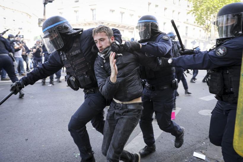 Proteste violente în Franța. Sute de mii de persoane au ieșit în stradă. Agenţi de poliţie, răniţi în violenţe