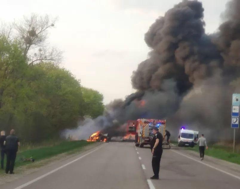 Tragedie în vestul Ucrainei. Accident teribil în care au fost implicate un autobuz, un microbuz și un TIR cu carburanți care a explodat după impact.  26 de persoane au murit