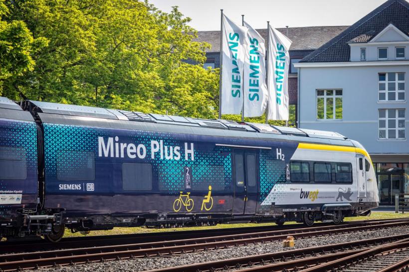 În premieră: Deutsche Bahn și Siemens Mobility prezintă noul tren pe hidrogen și trailerul cu rezervorul de stocare a hidrogenului