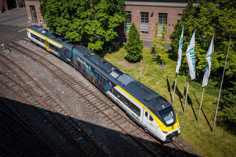 În premieră: Deutsche Bahn și Siemens Mobility prezintă noul tren pe hidrogen și trailerul cu rezervorul de stocare a hidrogenului 18785967