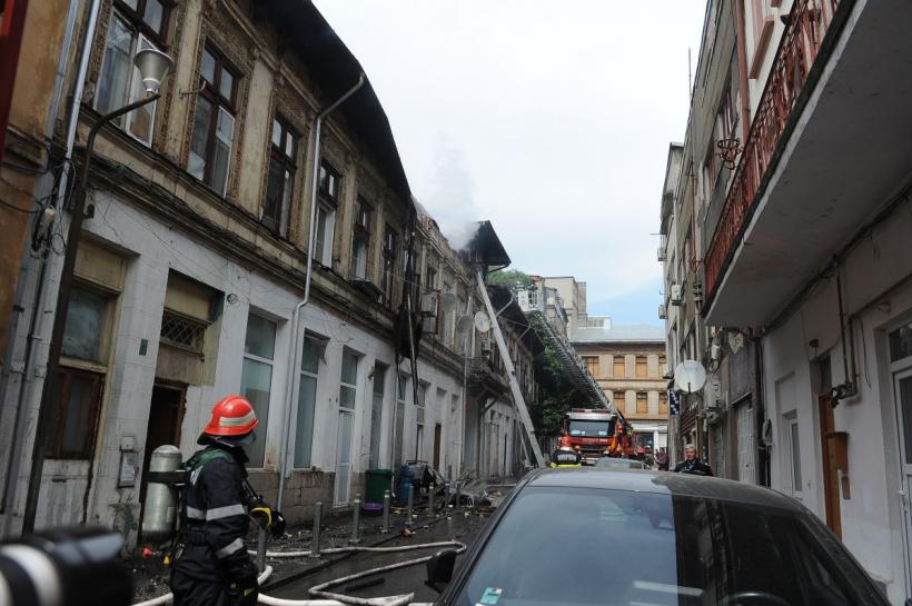 Incendiu puternic la o clădire de 2 etaje din Capitală