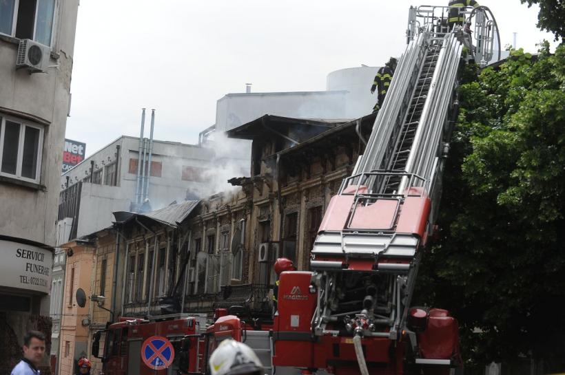 Incendiu puternic la o clădire de 2 etaje din Capitală 18786089
