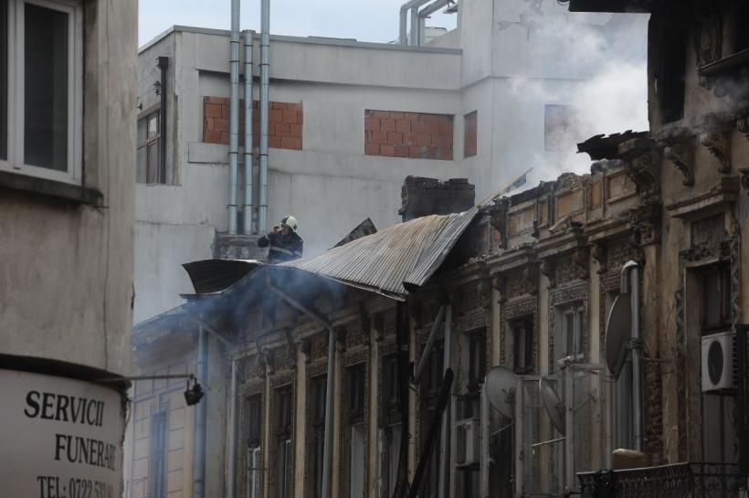 Incendiu puternic la o clădire de 2 etaje din Capitală 18786090
