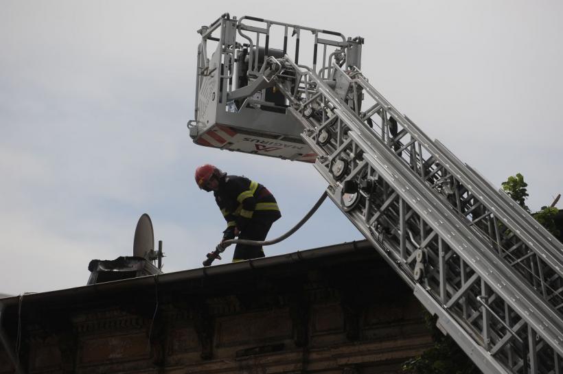 Incendiu puternic la o clădire de 2 etaje din Capitală 18786091