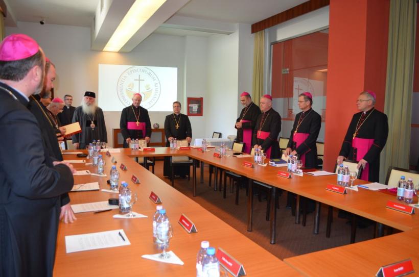Episcopii catolici din România,  reuniți sub semnul rugăciunii pentru pace 18786130