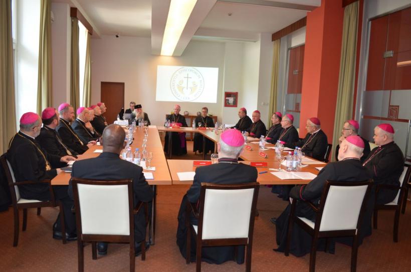 Episcopii catolici din România,  reuniți sub semnul rugăciunii pentru pace 18786133