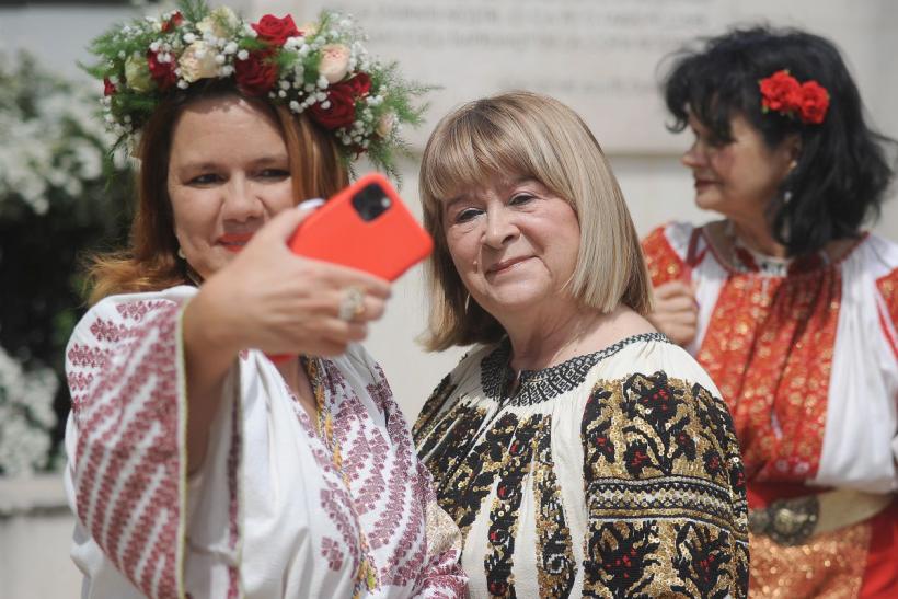 Plimbare în costum popular cu ocazia Zilei Naționale a Portului Tradițional din România 18786215