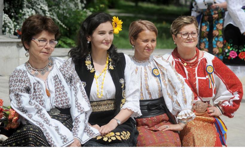 Plimbare în costum popular cu ocazia Zilei Naționale a Portului Tradițional din România 18786216