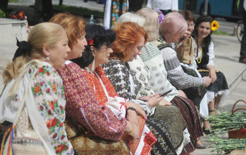 Plimbare în costum popular cu ocazia Zilei Naționale a Portului Tradițional din România 18786217