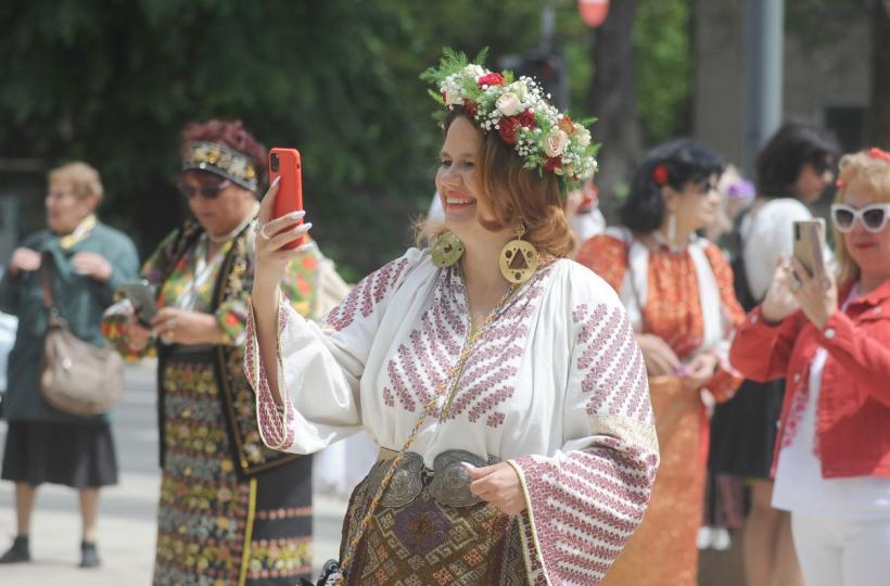 Plimbare în costum popular cu ocazia Zilei Naționale a Portului Tradițional din România 18786218