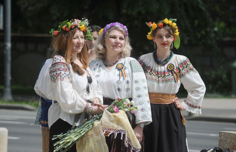 Plimbare în costum popular cu ocazia Zilei Naționale a Portului Tradițional din România 18786219