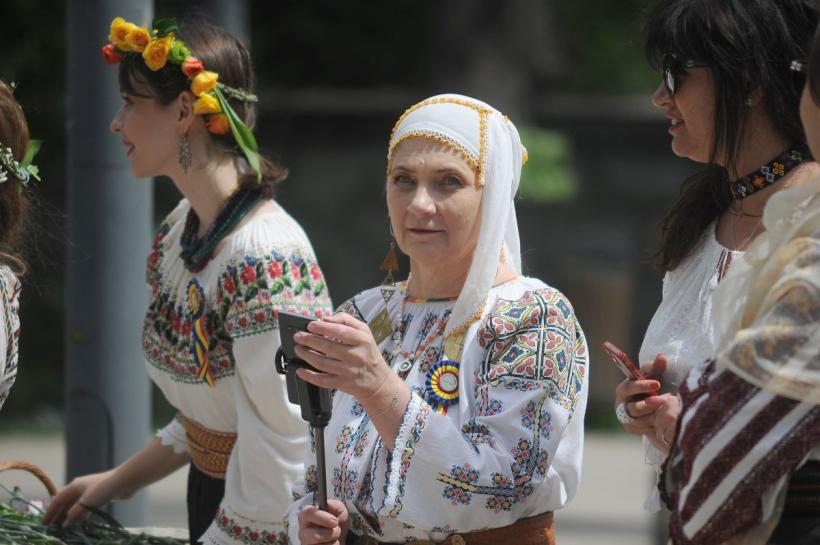 Plimbare în costum popular cu ocazia Zilei Naționale a Portului Tradițional din România 18786220