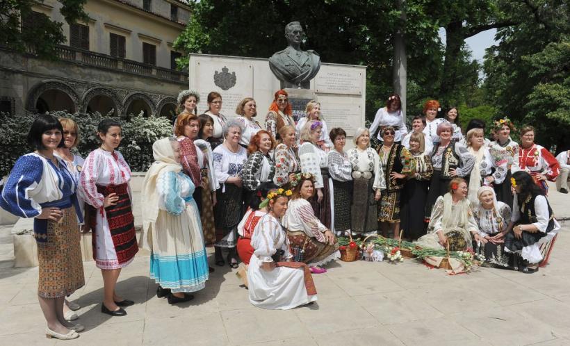 Plimbare în costum popular cu ocazia Zilei Naționale a Portului Tradițional din România 18786221